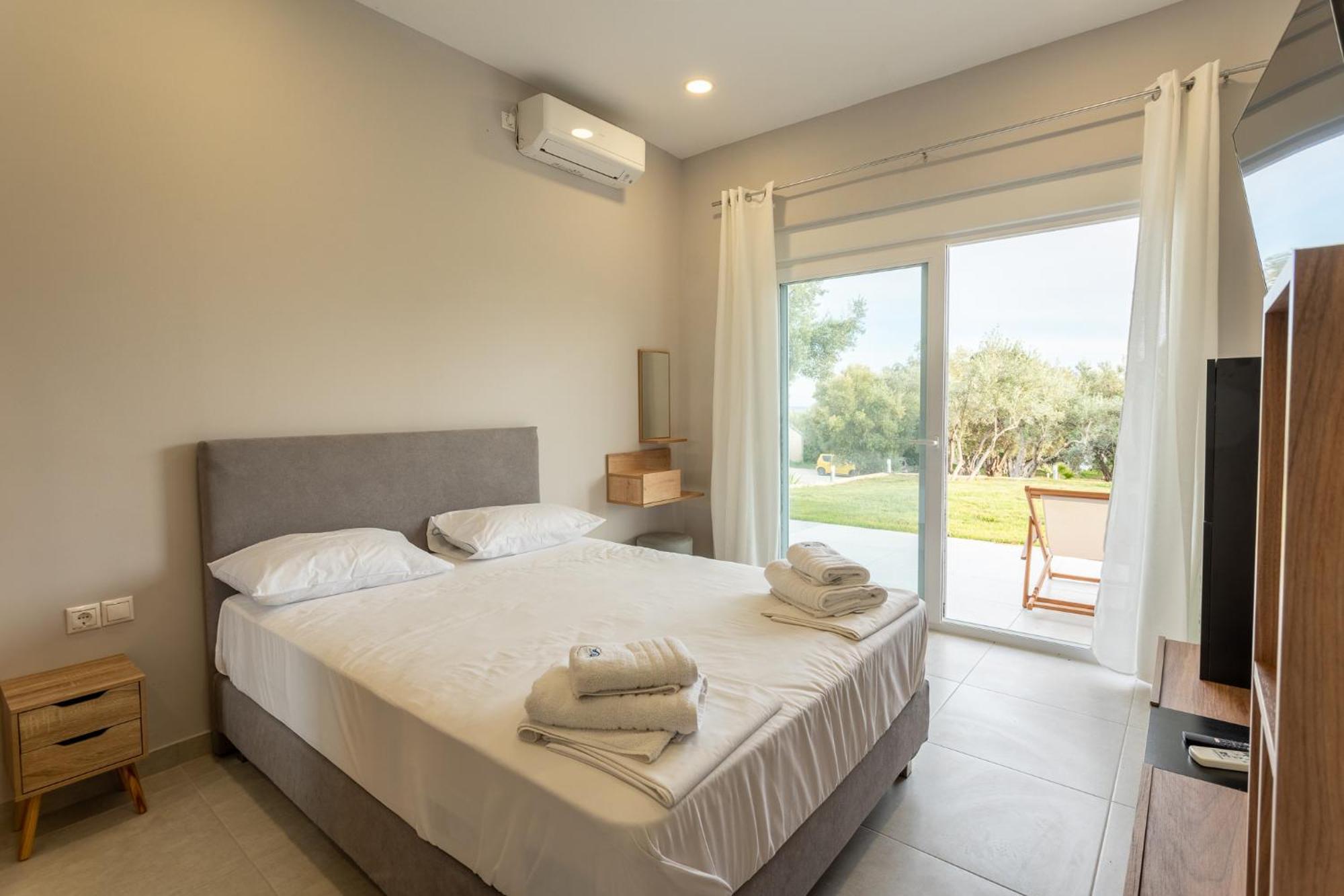 Blue Waves Luxury Suites By The Sea Plomari Eksteriør billede