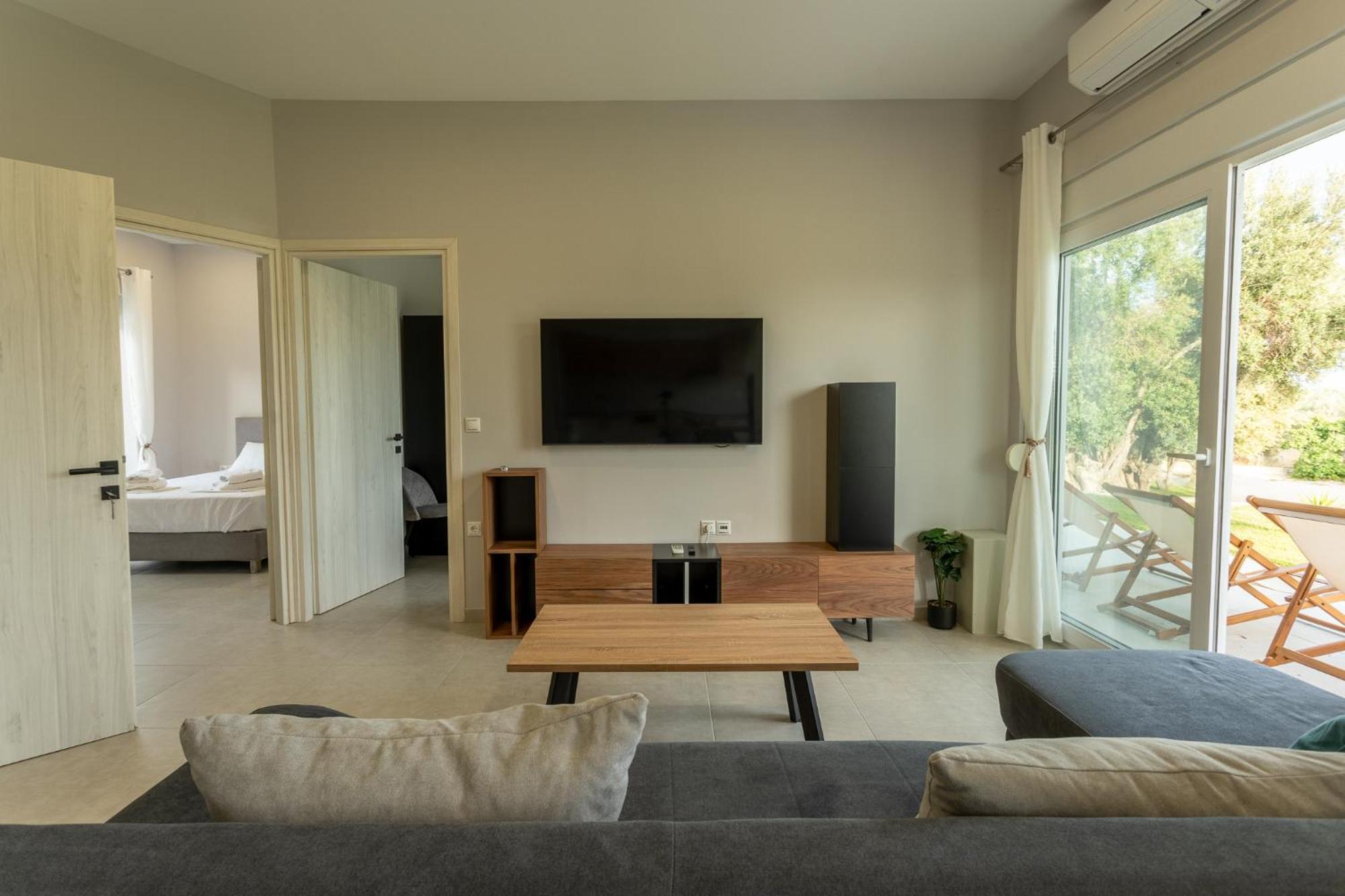 Blue Waves Luxury Suites By The Sea Plomari Eksteriør billede
