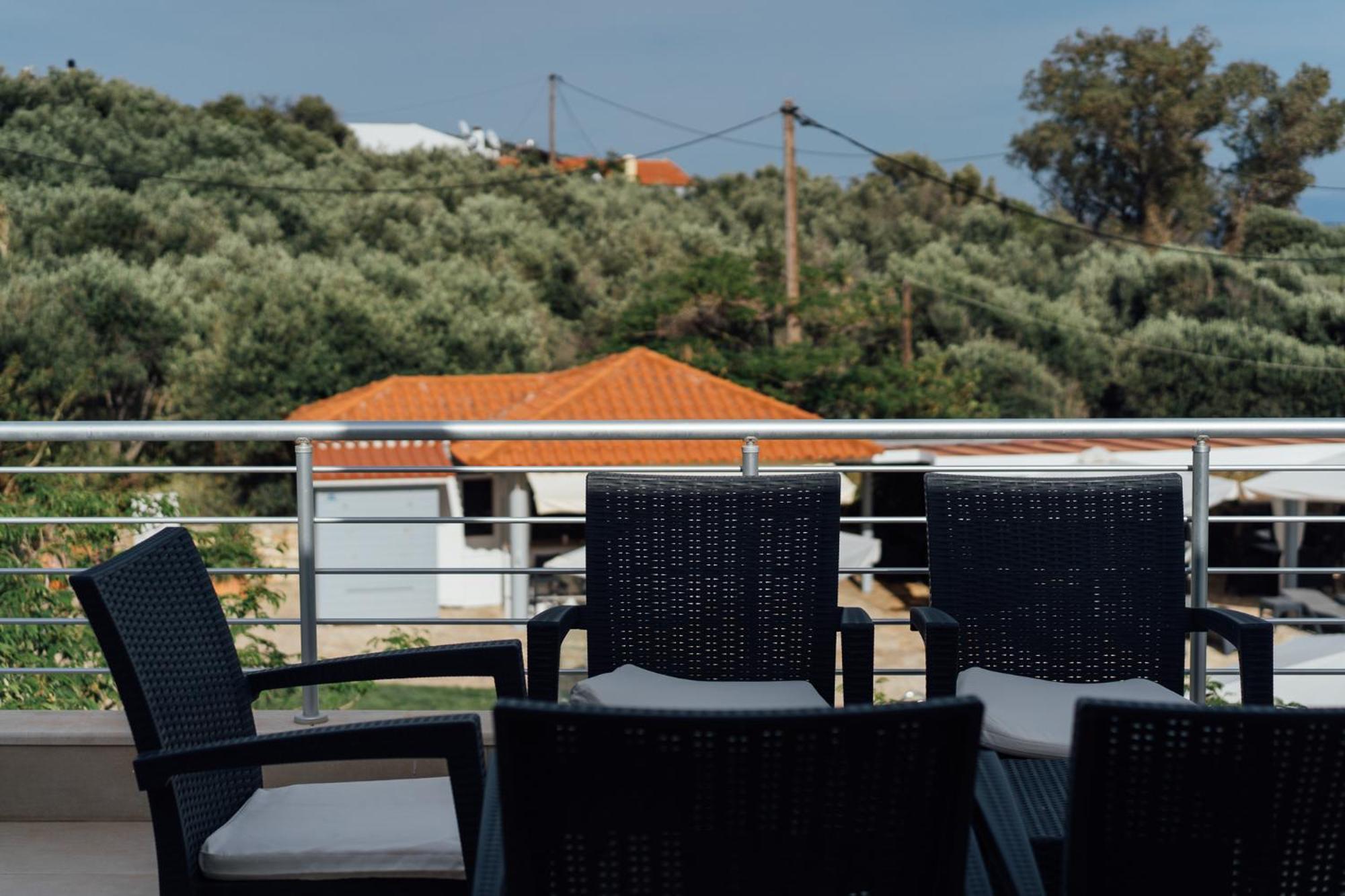 Blue Waves Luxury Suites By The Sea Plomari Eksteriør billede