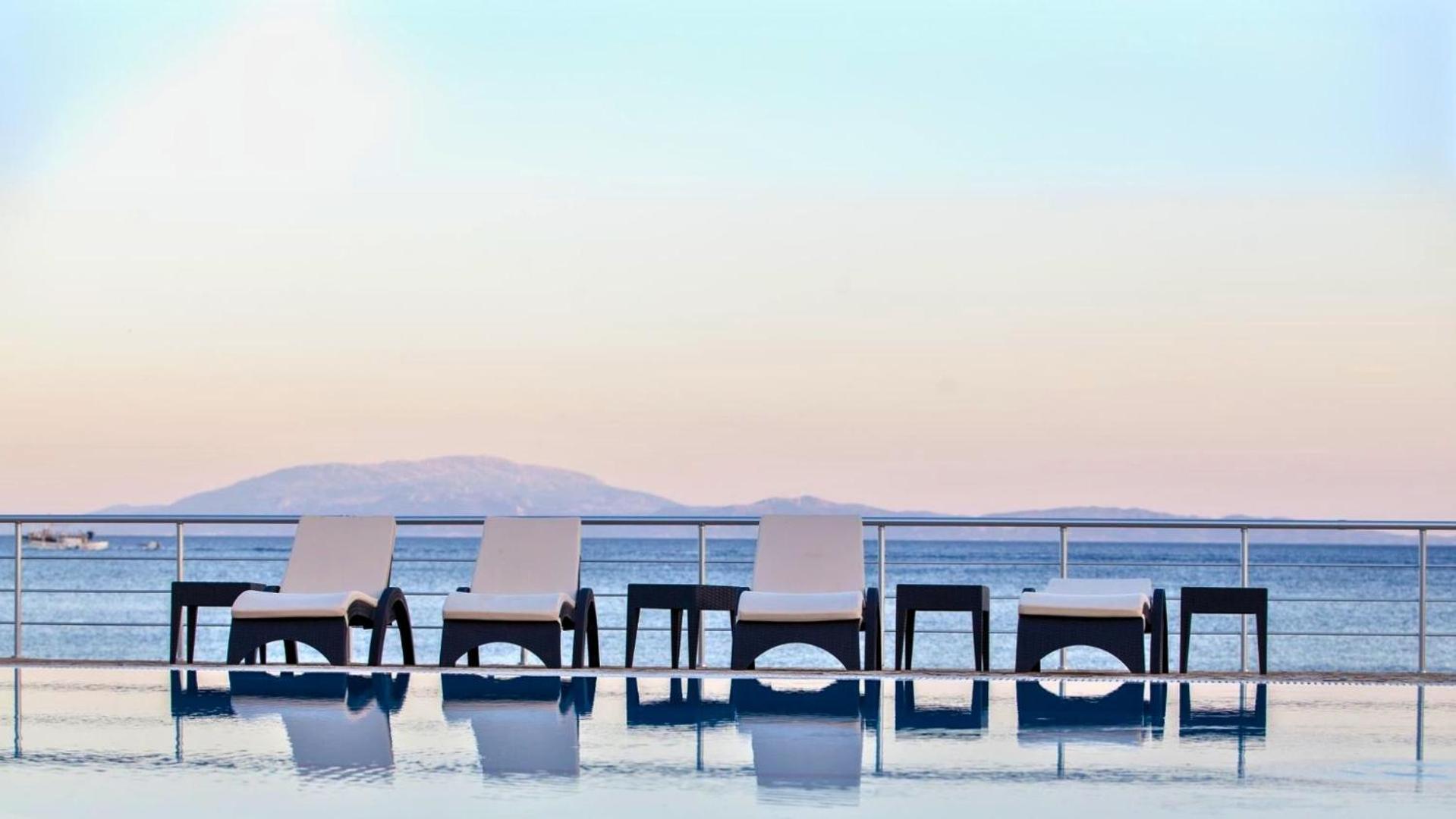 Blue Waves Luxury Suites By The Sea Plomari Eksteriør billede