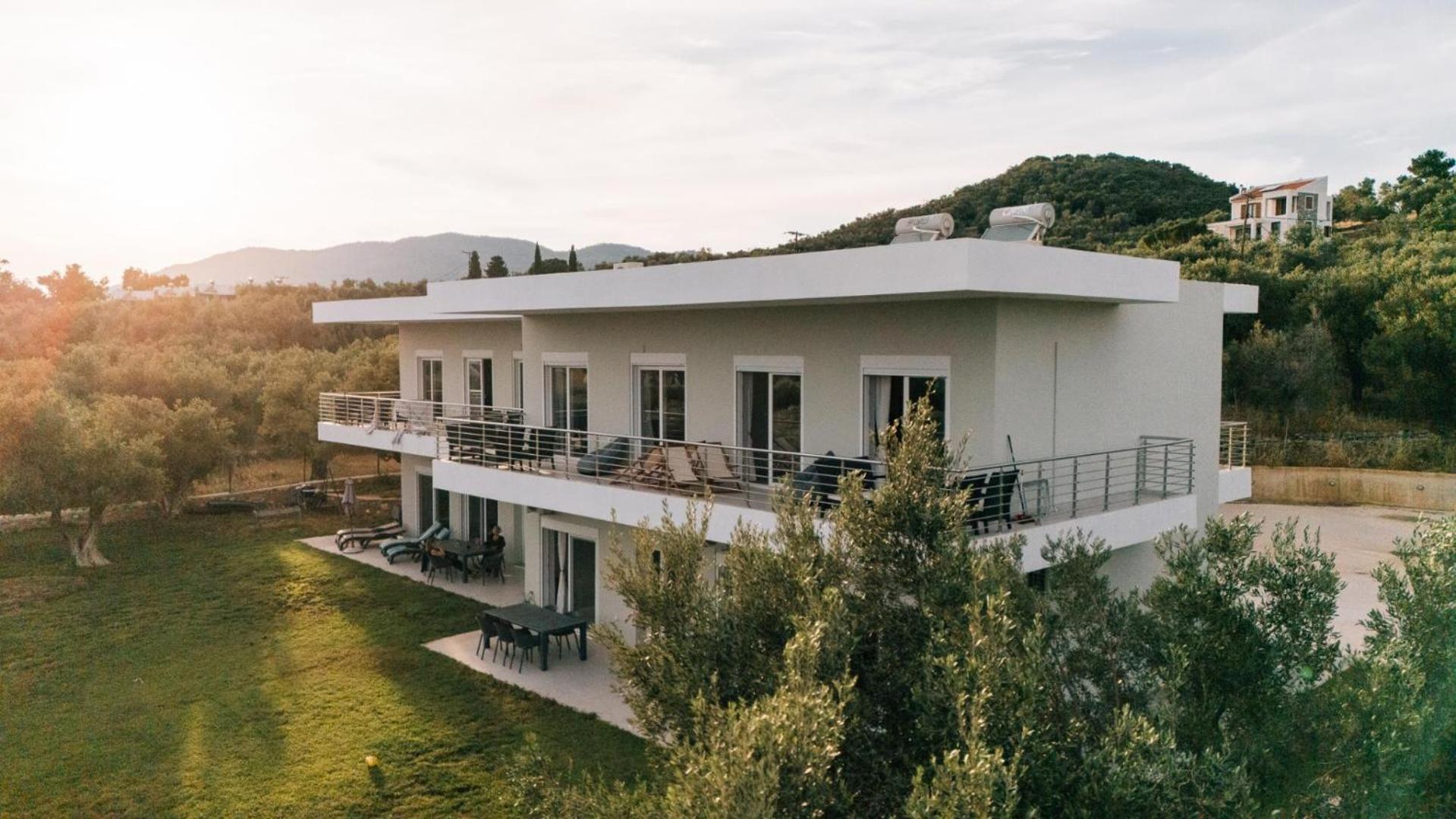 Blue Waves Luxury Suites By The Sea Plomari Eksteriør billede