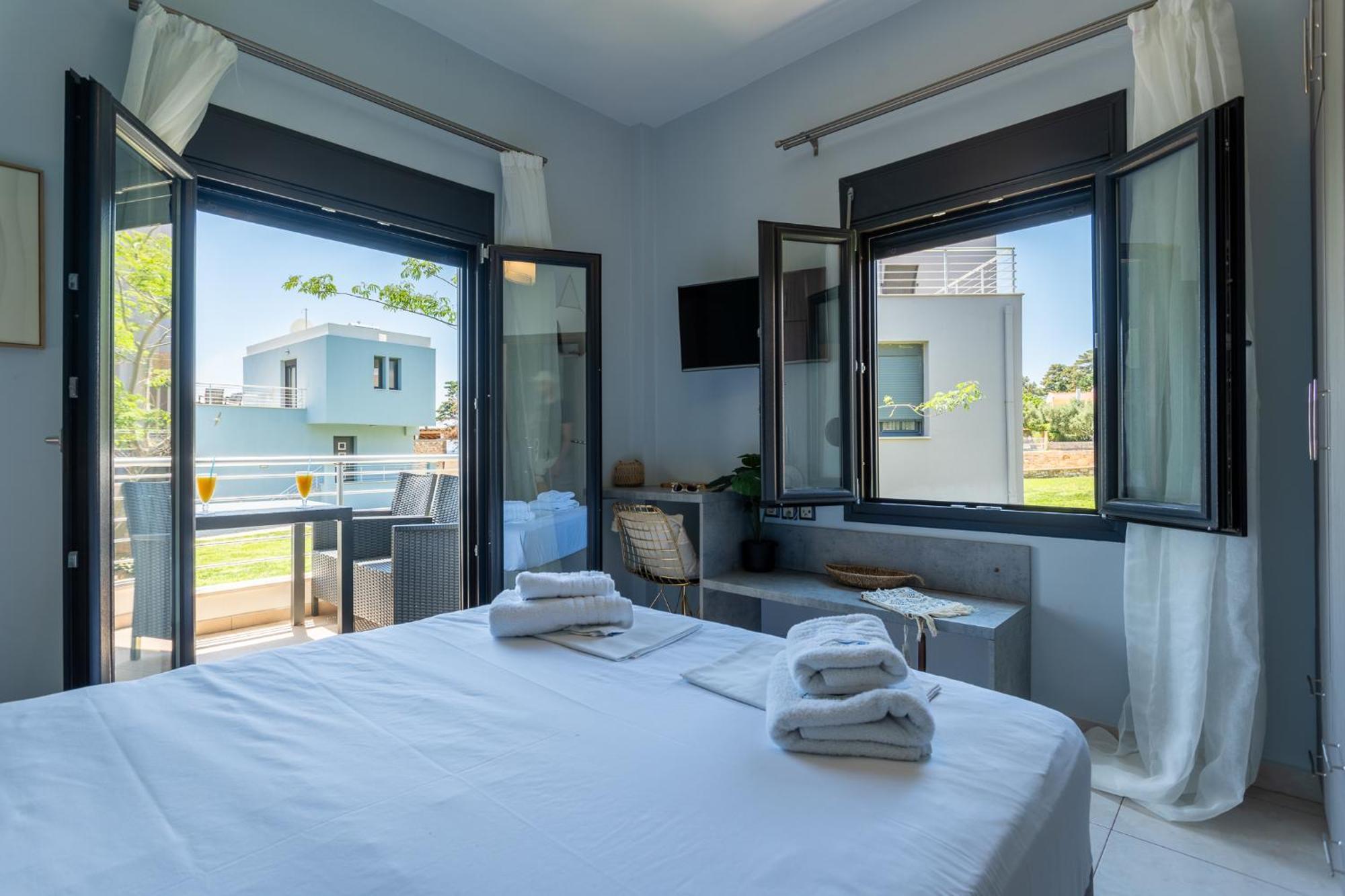 Blue Waves Luxury Suites By The Sea Plomari Eksteriør billede